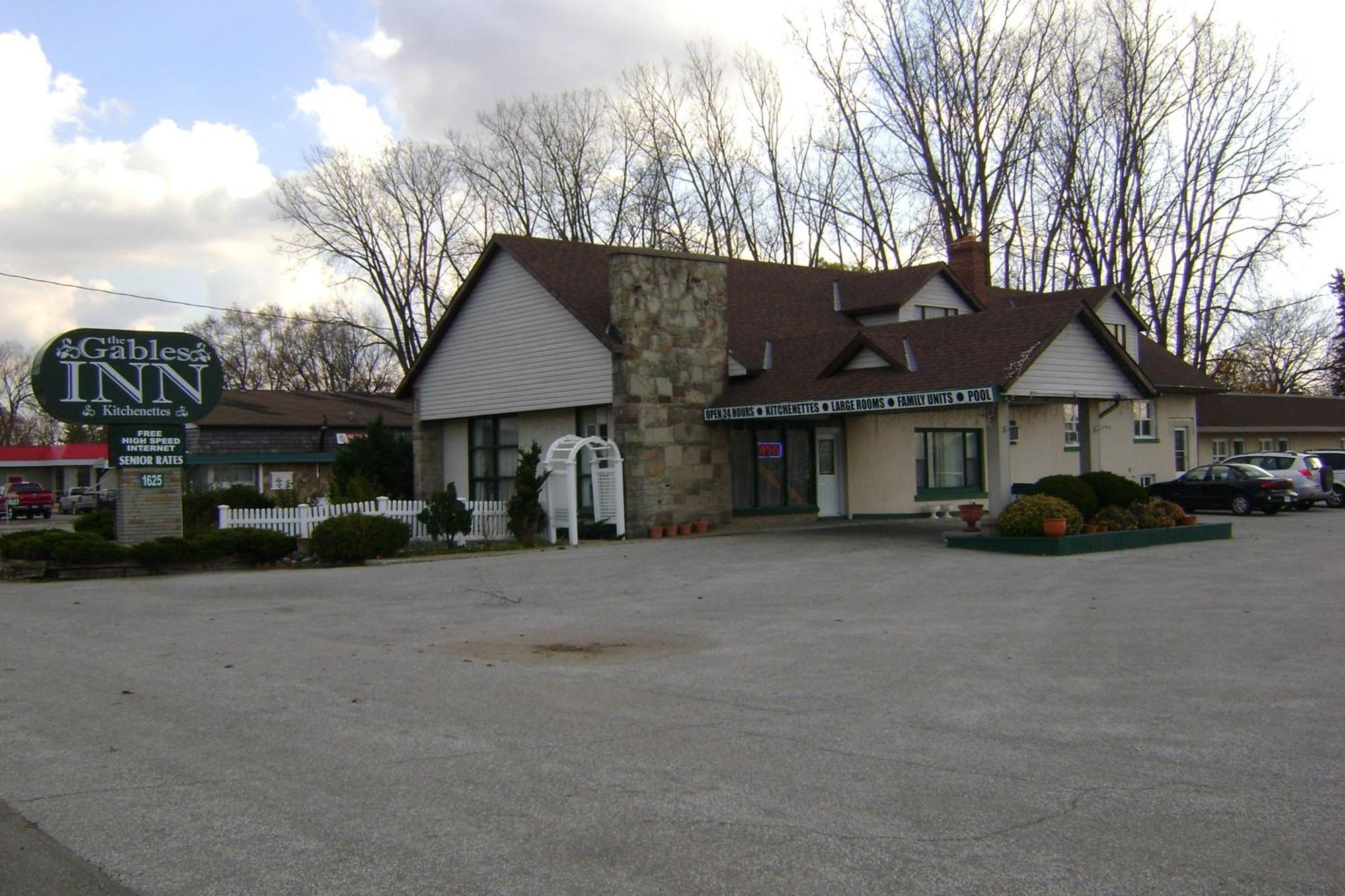 The Gables Inn Sarnia Exterior photo